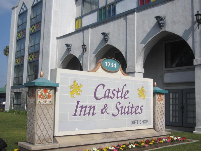 Castle Inn And Suites Анахайм Экстерьер фото